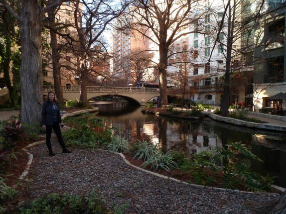 Caminhando pelo charmoso River Walk, no centro de San Antonio, no sul do Texas, nos Estados Unidos